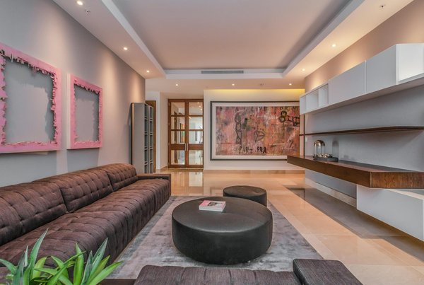 Quels sont les avantages d'un système de contrôle de pH automatique pour les piscines à usage fréquent?