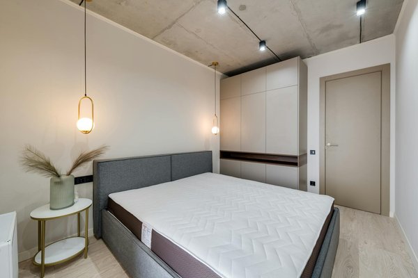 Quelle variété de tomate choisir pour une culture en pot sur un balcon orienté sud-ouest?